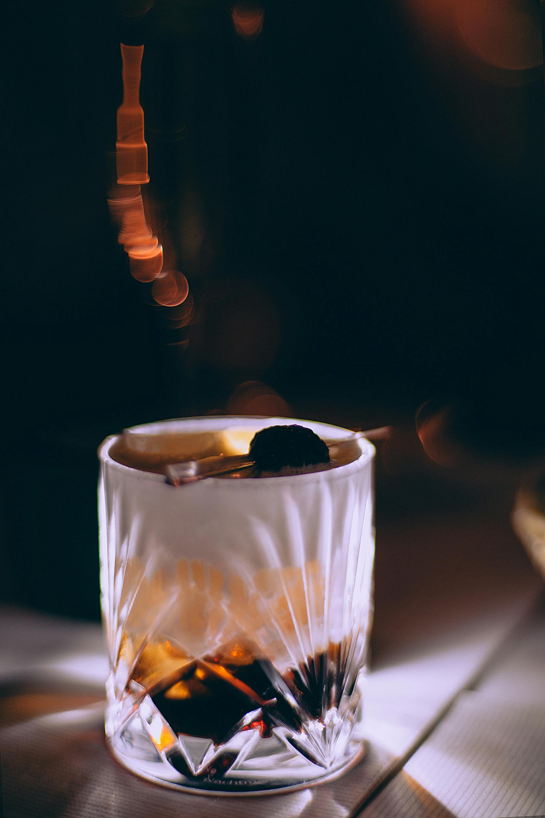 Sober Curious: cos’è il trend del bere consapevole e perché sempre più persone scelgono drink analcolici