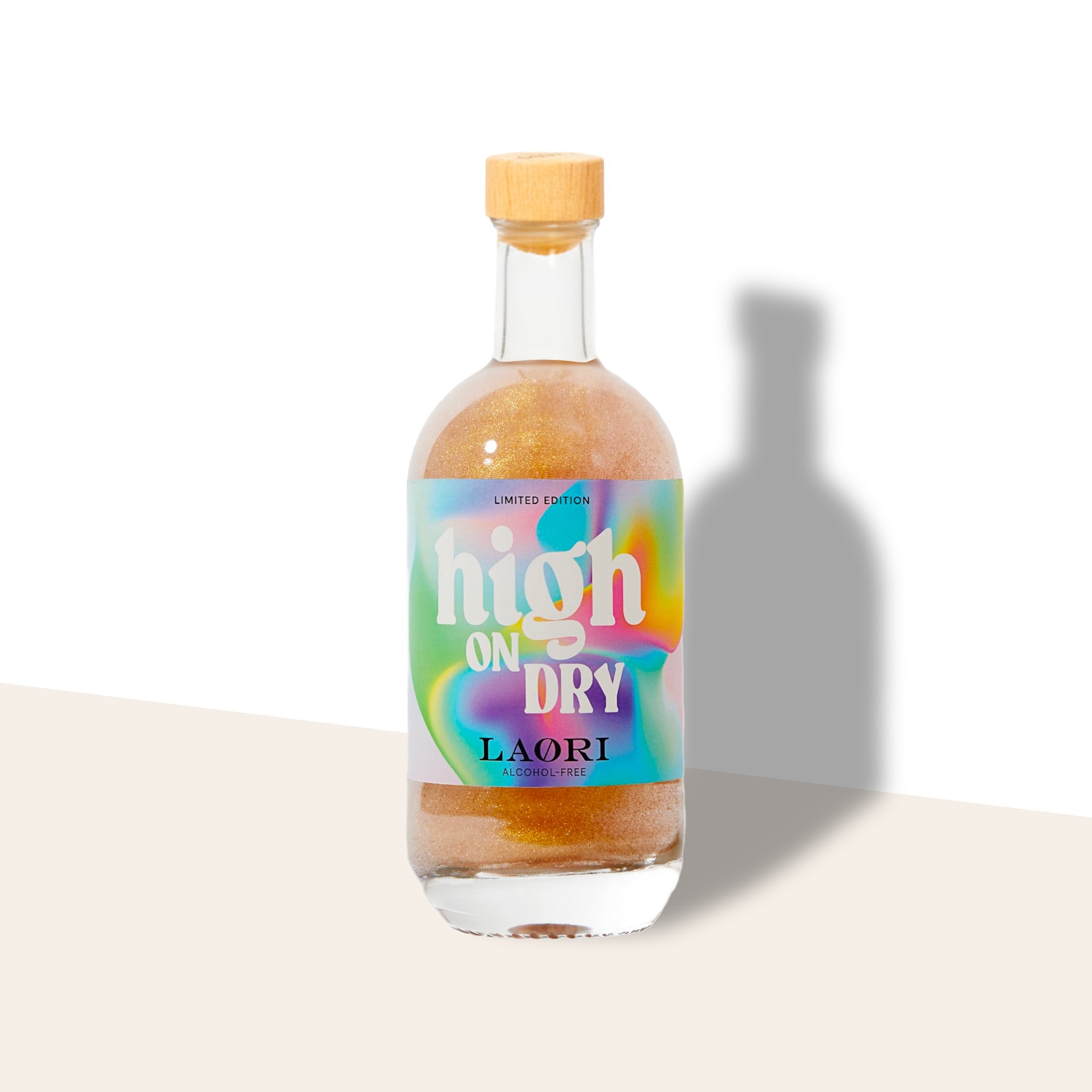 Laori Gin Glitter gin analcolico con ginepro, rosmarino e bergamotto, effetto glitter argentato.