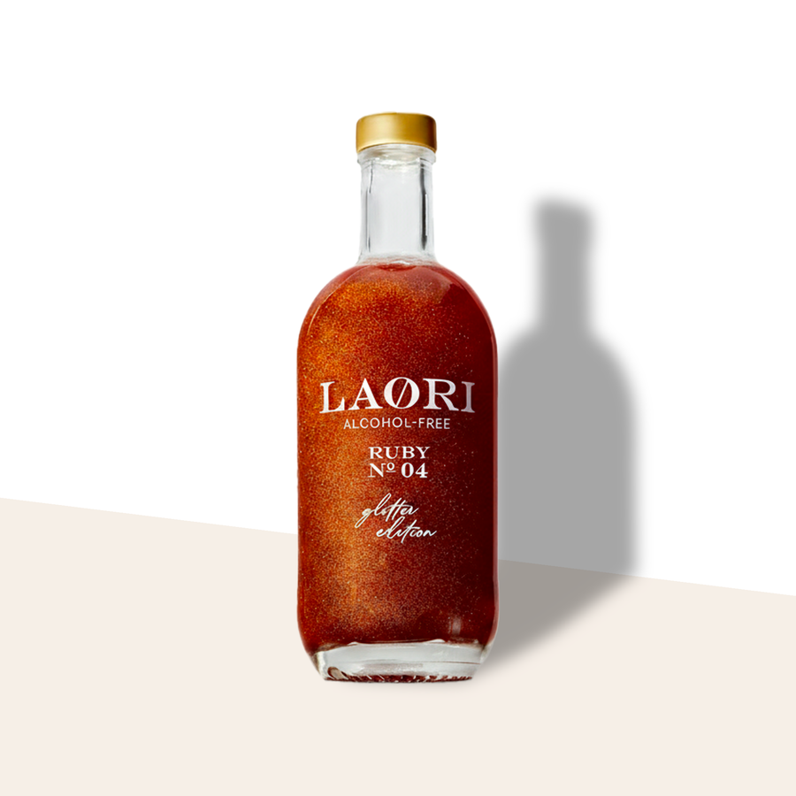 Laori Ruby Glitter aperitivo analcolico agrumato con riflessi dorati e gusto amaro elegante.