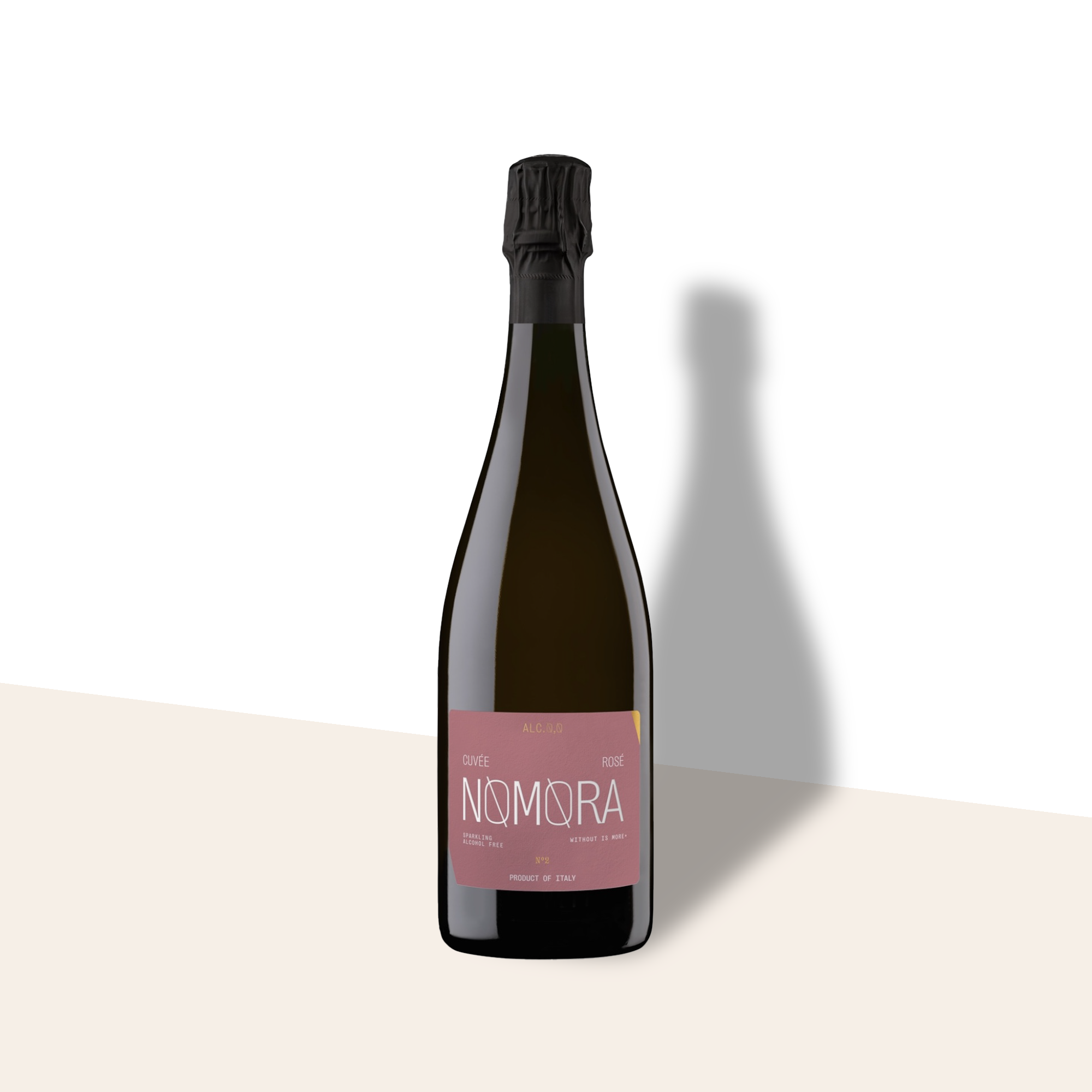 Nomora Cuvée Rosé spumante analcolico italiano con profumo di frutti rossi e pompelmo rosa.