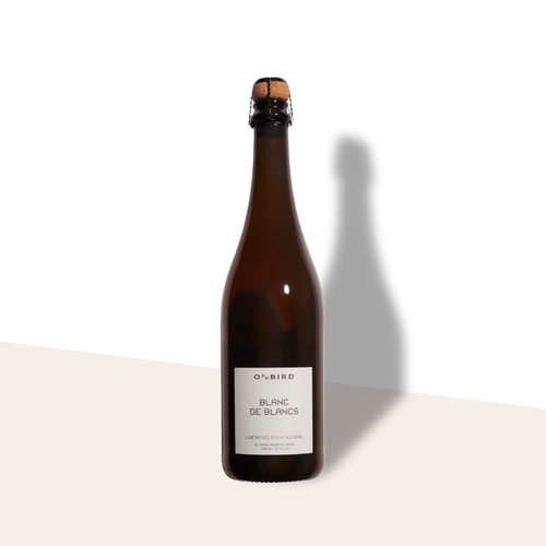 Oddbird Blanc de Blancs spumante analcolico francese da Chardonnay e Colombard con note di mela verde e lime.