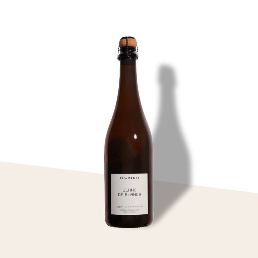 Oddbird Blanc de Blancs spumante analcolico francese da Chardonnay e Colombard con note di mela verde e lime.