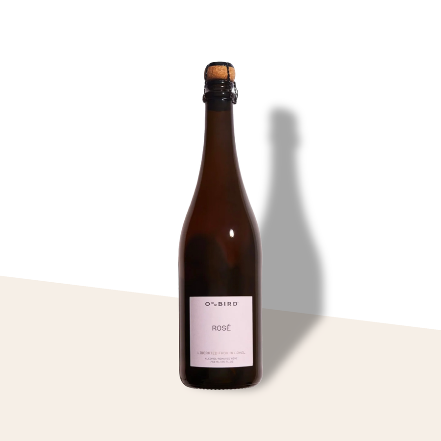 Oddbird Rosé analcolico con aroma di frutti rossi e agrumi, bollicina elegante e gusto secco.