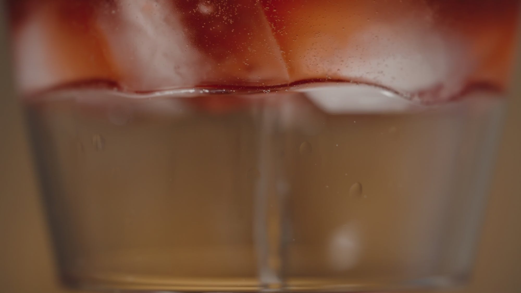 Video SoSober - cocktail analcolico spritz che si riempie al contrario 